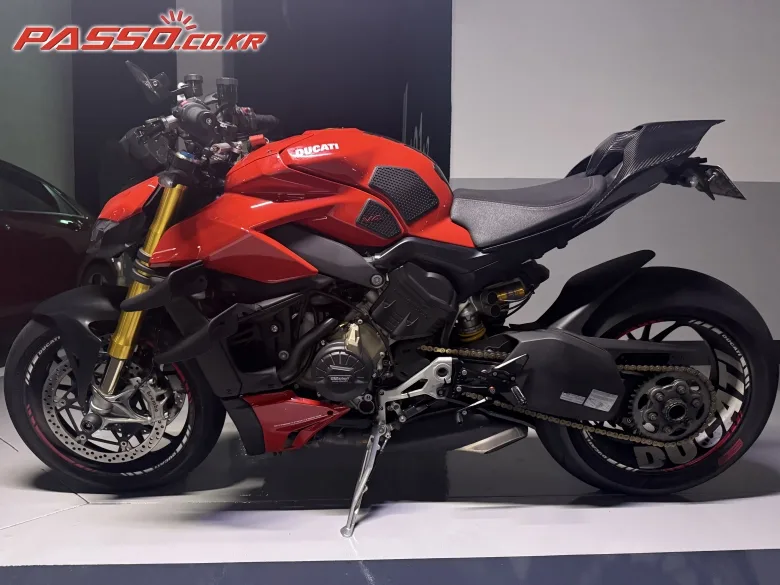 두카티 스트리트파이터 V4 S 2020 레드 사진 2