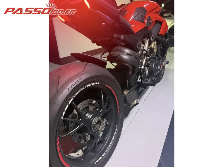 두카티 스트리트파이터 V4 S 2020 레드 사진 3