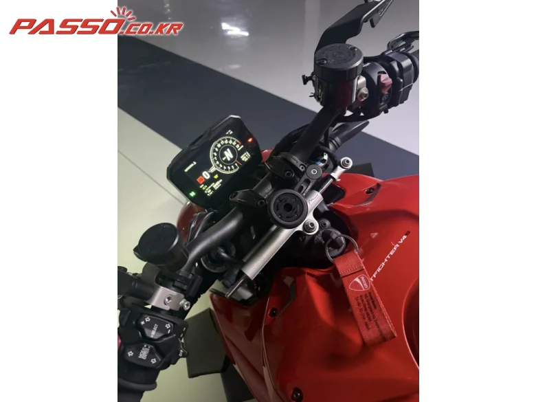 두카티 스트리트파이터 V4 S 2020 레드 사진 4