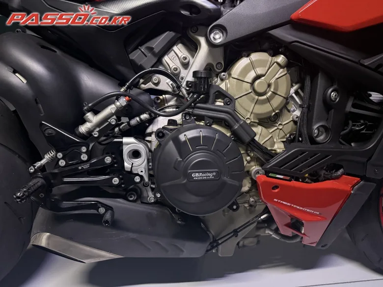 두카티 스트리트파이터 V4 S 2020 레드 사진 5