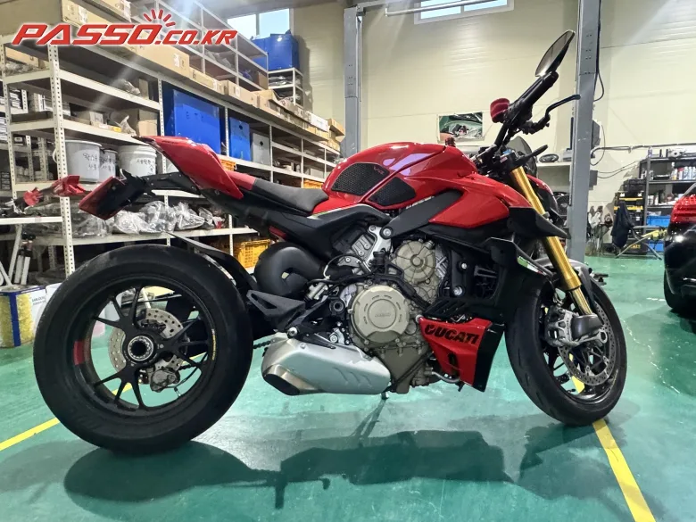 두카티 스트리트파이터 V4 S 2023 사진 1
