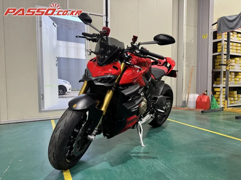 두카티 스트리트파이터 V4 S 2023 사진 2