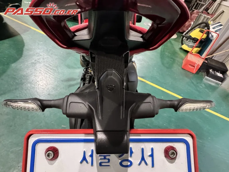 두카티 스트리트파이터 V4 S 2023 사진 3