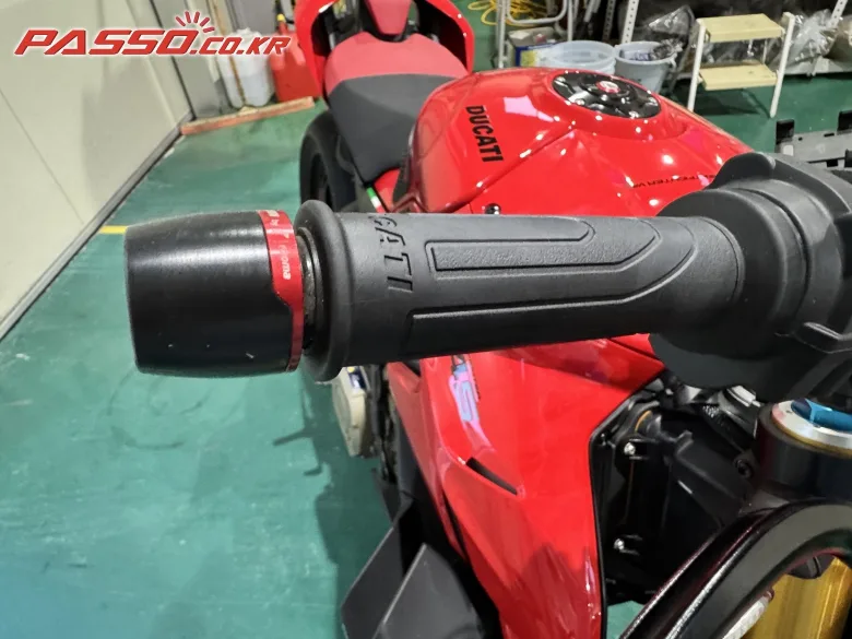 두카티 스트리트파이터 V4 S 2023 사진 4