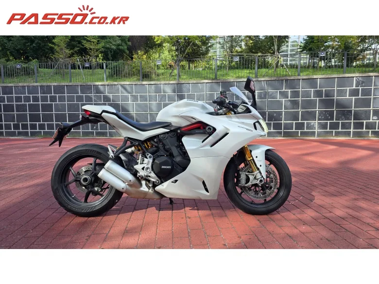 두카티 슈퍼스포츠 950 S 2021 화이트 사진 1