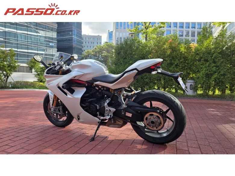 두카티 슈퍼스포츠 950 S 2021 화이트 사진 2