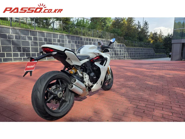 두카티 슈퍼스포츠 950 S 2021 화이트 사진 3