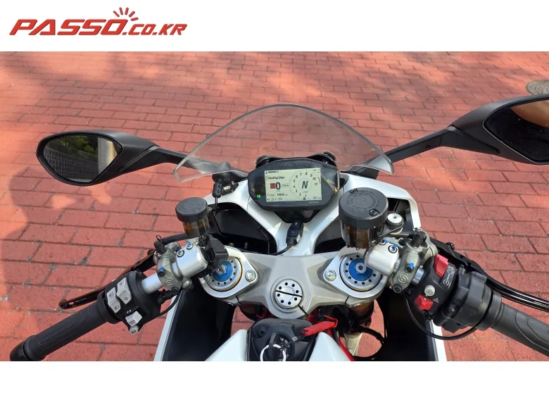 두카티 슈퍼스포츠 950 S 2021 화이트 사진 4