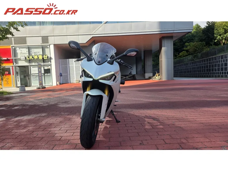 두카티 슈퍼스포츠 950 S 2021 화이트 사진 5