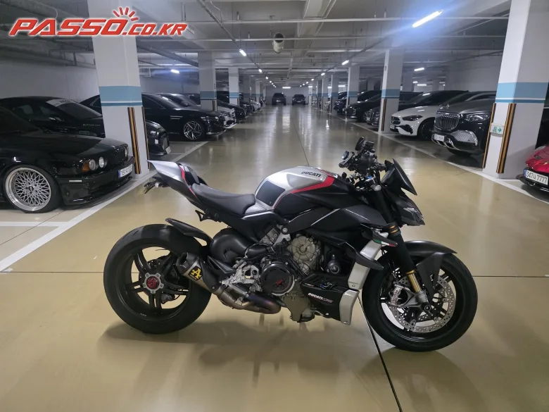 두카티 스트리트파이터 V4 S 2022 사진 1