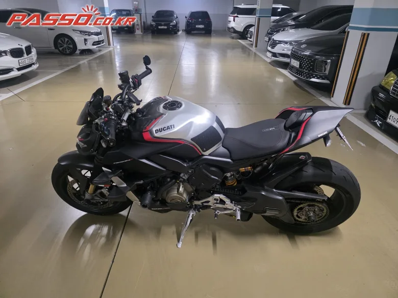두카티 스트리트파이터 V4 S 2022 사진 2