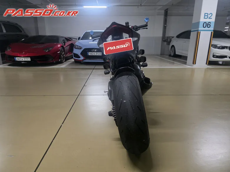 두카티 스트리트파이터 V4 S 2022 사진 3