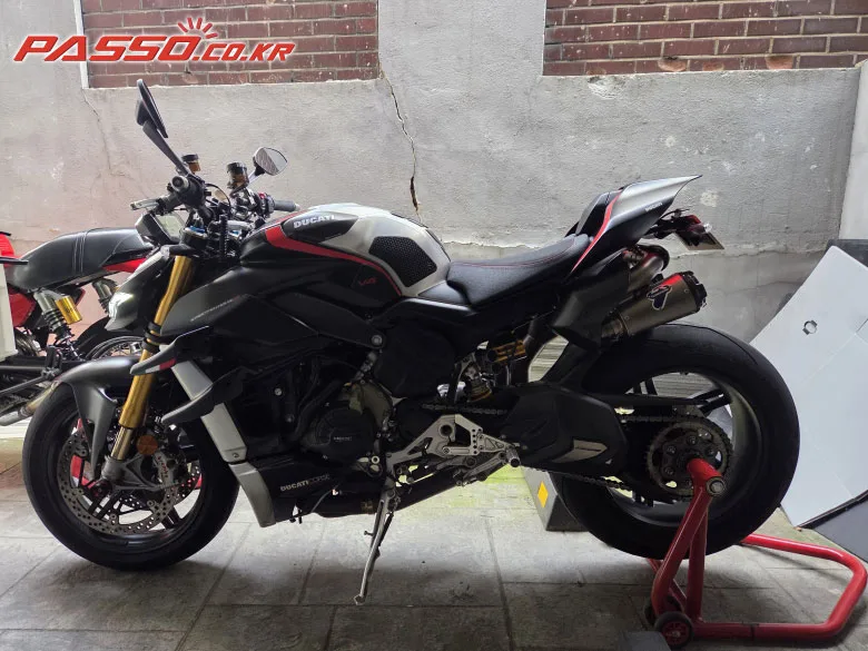 두카티 스트리트파이터 V4 S 2022 사진 1
