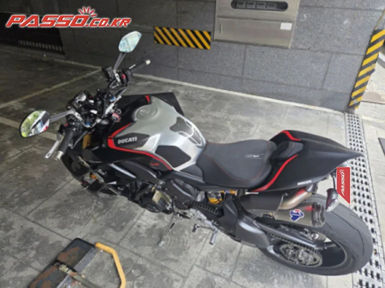 두카티 스트리트파이터 V4 S 2022 사진 8