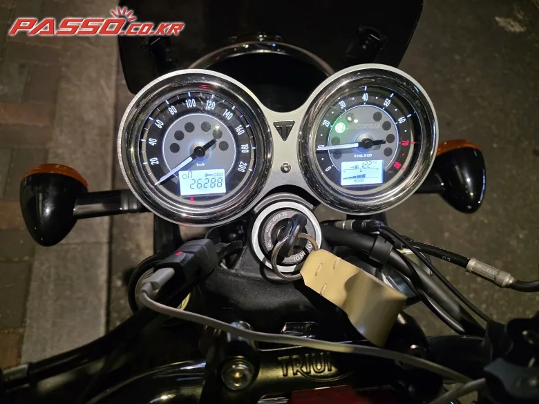 트라이엄프 본네빌 T100 2022 블랙 사진 7