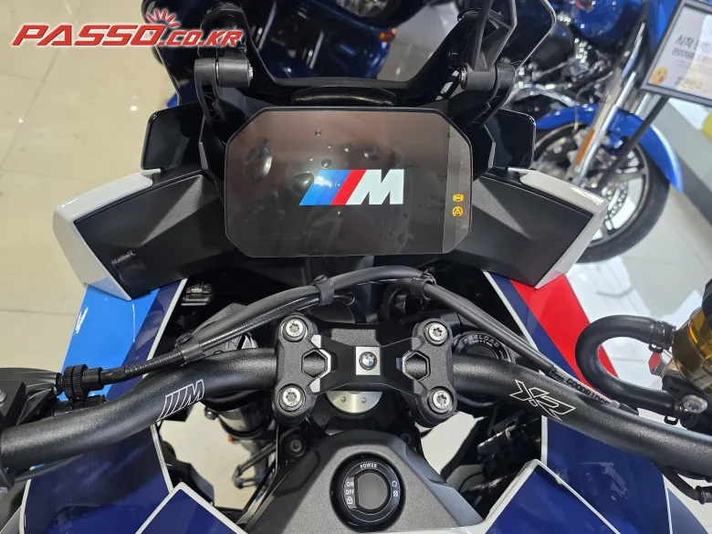 BMW M 1000 XR 2026 사진 4
