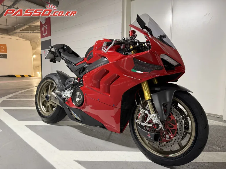 두카티 파니갈레 V4 S 2019 사진 1