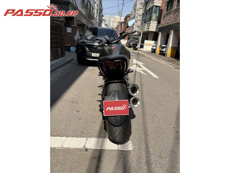 두카티 디아벨 카본 2017 실버 사진 3