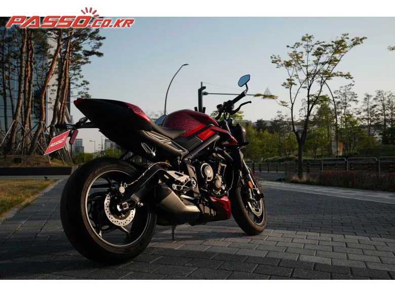 트라이엄프 스트리트 트리플 RS 2024 사진 2