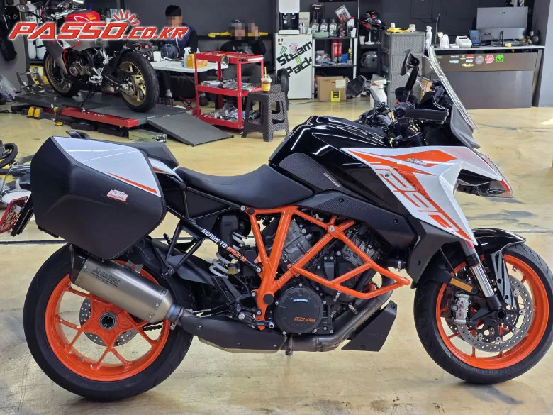 KTM 1290 슈퍼듀크 GT 2020 사진 1