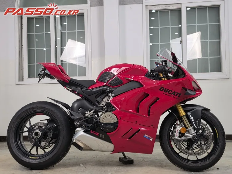 두카티 파니갈레 V4 S 2022 사진 1