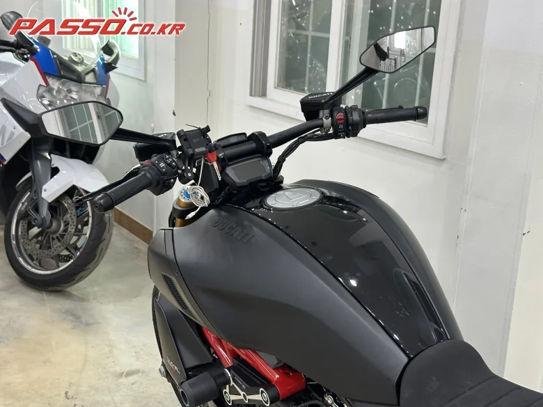 두카티 디아벨 1260 S 2022 블랙 사진 4