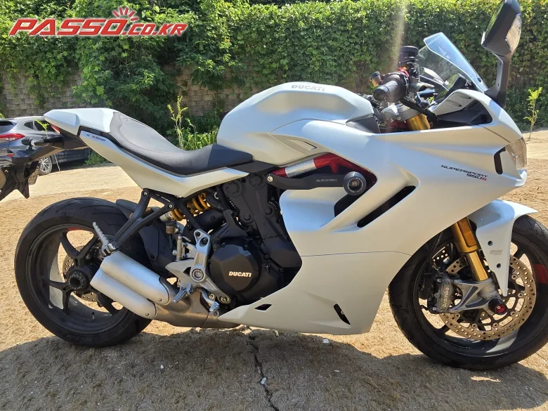 두카티 슈퍼스포츠 950 S 2022 화이트 사진 1