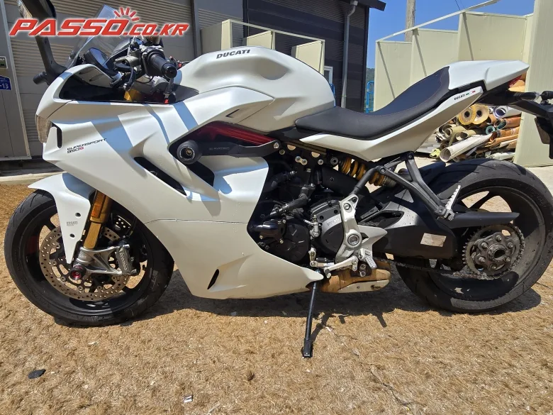 두카티 슈퍼스포츠 950 S 2022 화이트 사진 2
