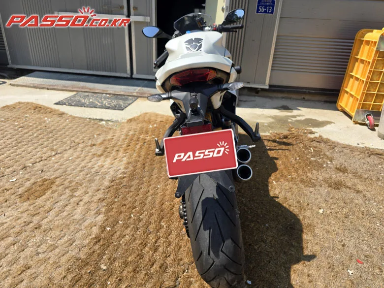 두카티 슈퍼스포츠 950 S 2022 화이트 사진 3
