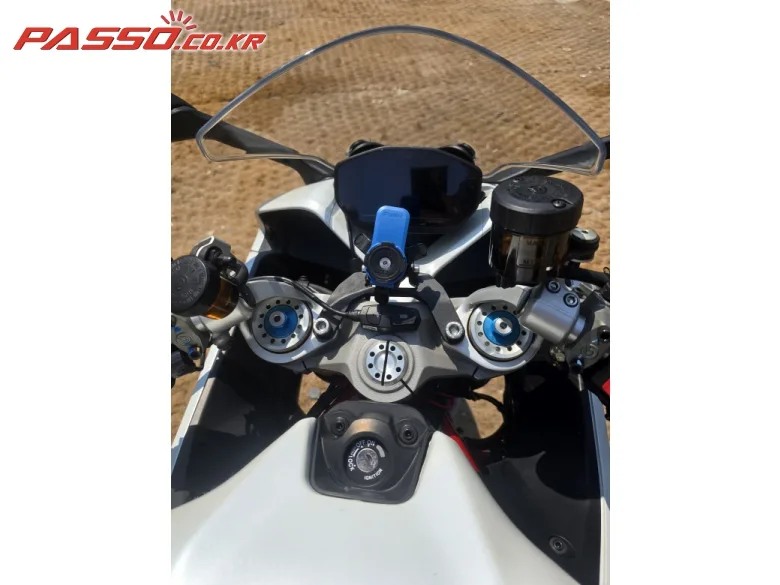 두카티 슈퍼스포츠 950 S 2022 화이트 사진 4