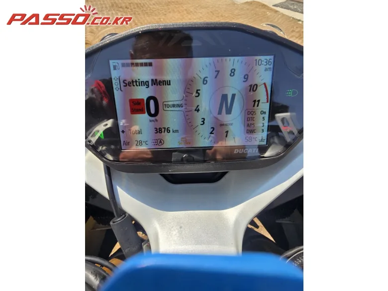 두카티 슈퍼스포츠 950 S 2022 화이트 사진 5