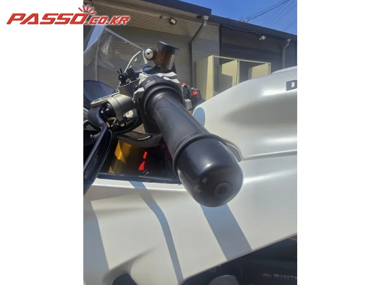 두카티 슈퍼스포츠 950 S 2022 화이트 사진 6