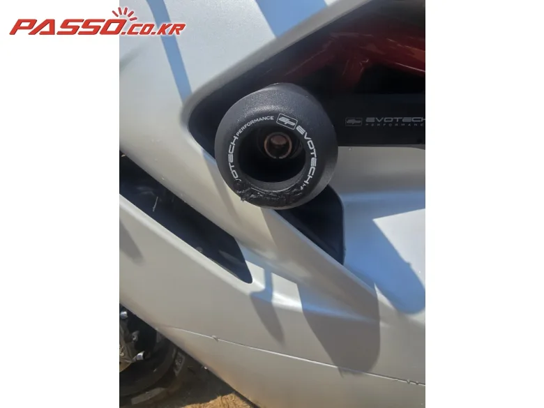 두카티 슈퍼스포츠 950 S 2022 화이트 사진 7
