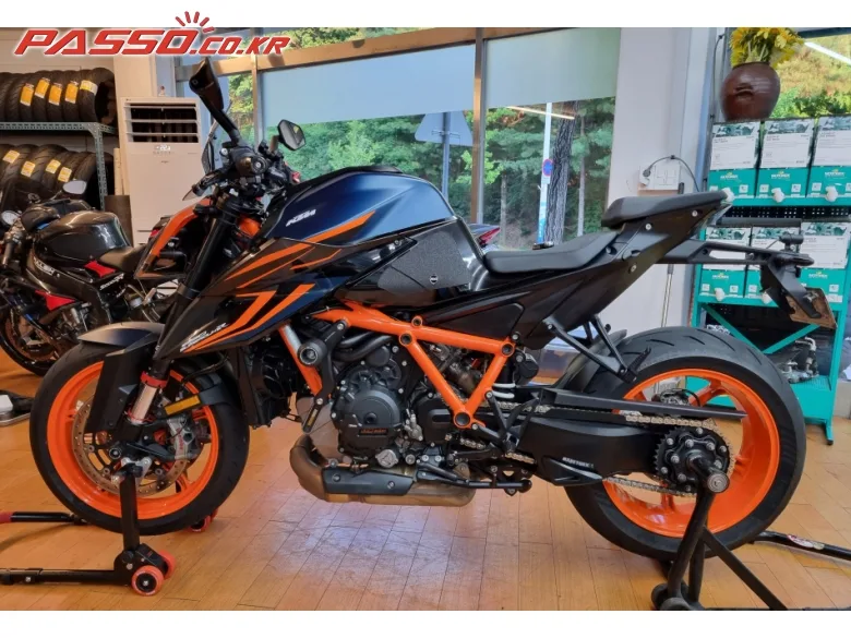 KTM 1290 슈퍼듀크 R 2022 사진 1