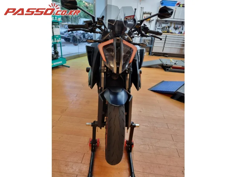 KTM 1290 슈퍼듀크 R 2022 사진 2