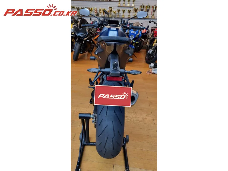 KTM 1290 슈퍼듀크 R 2022 사진 3