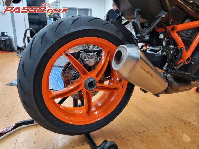 KTM 1290 슈퍼듀크 R 2022 사진 7