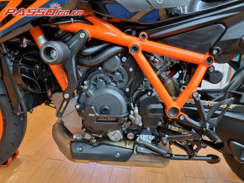 KTM 1290 슈퍼듀크 R 2022 사진 8