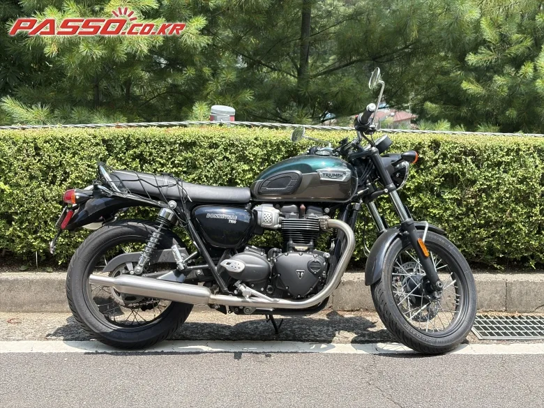 트라이엄프 본네빌 T100 2025 블랙 사진 1