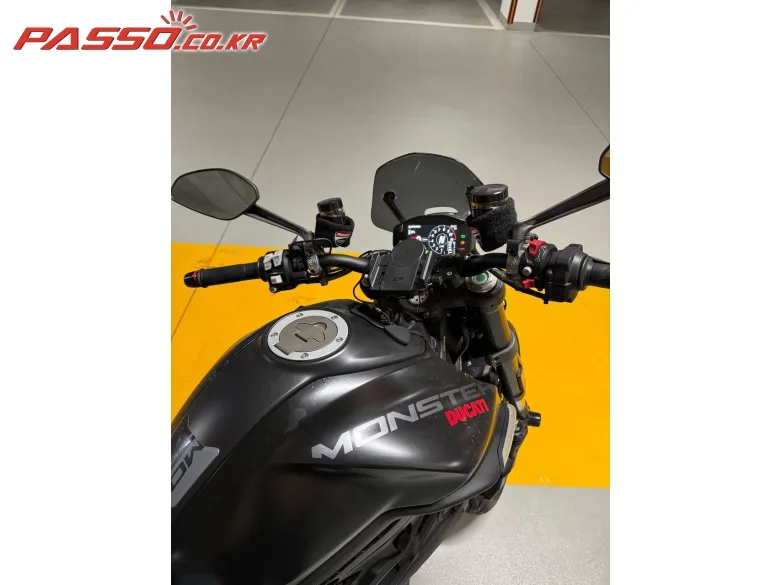 두카티 몬스터 937 2023 블랙 사진 4