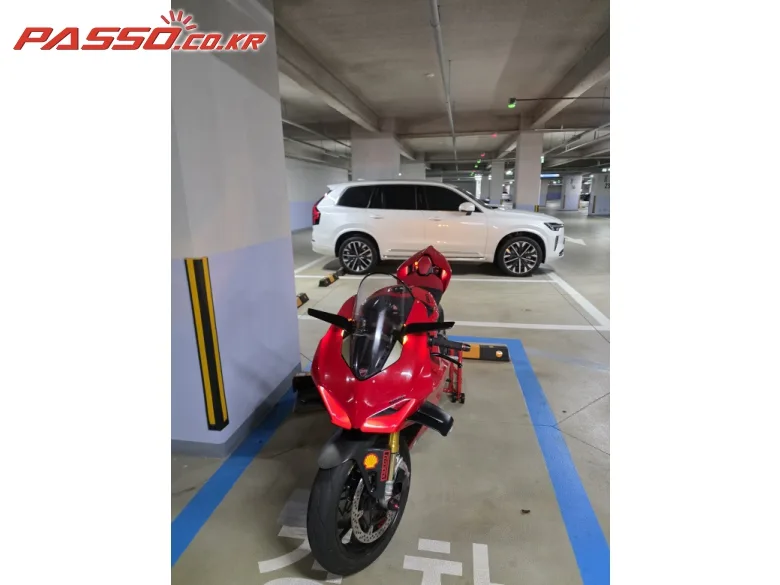 두카티 파니갈레 V4 S 2022 레드 사진 2