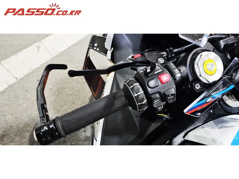BMW M 1000 RR 2021 화이트 사진 4
