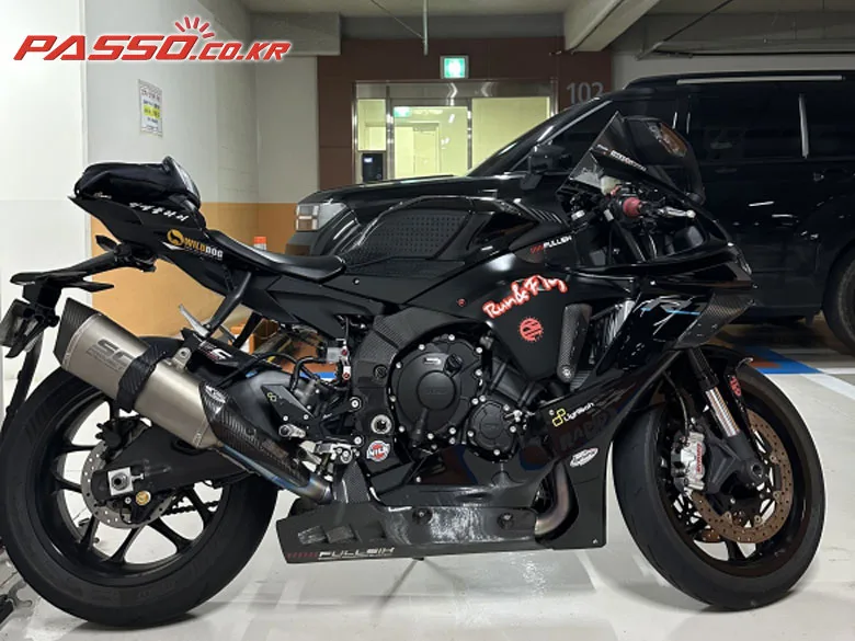 야마하 YZF R1 2022 블랙 사진 1