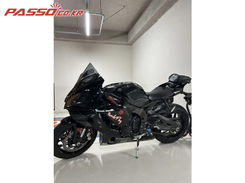 야마하 YZF R1 2022 블랙 사진 2