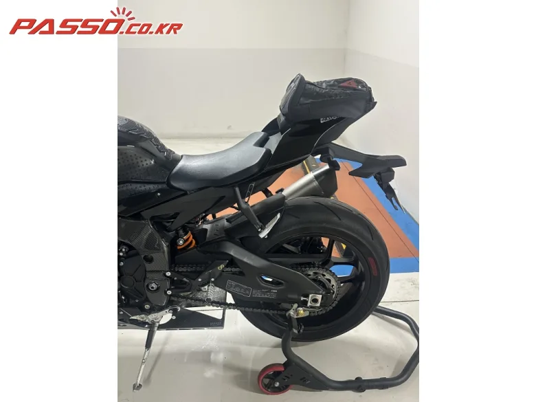야마하 YZF R1 2022 블랙 사진 3
