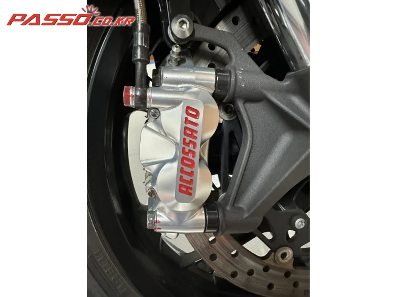 야마하 YZF R1 2022 블랙 사진 8