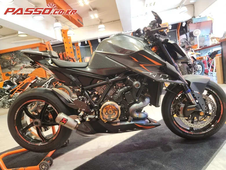 KTM 1290 슈퍼듀크 R 2022 블랙 사진 1