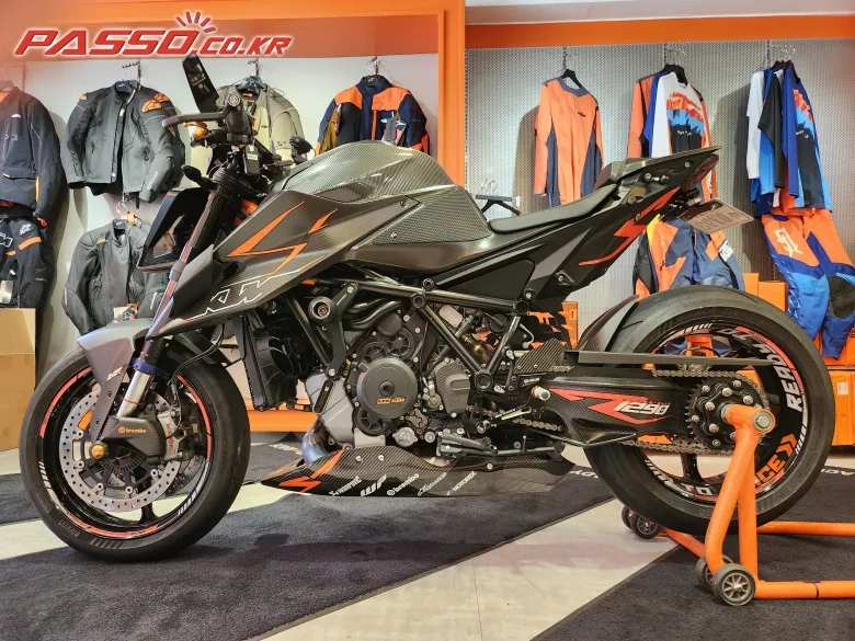 KTM 1290 슈퍼듀크 R 2022 블랙 사진 2
