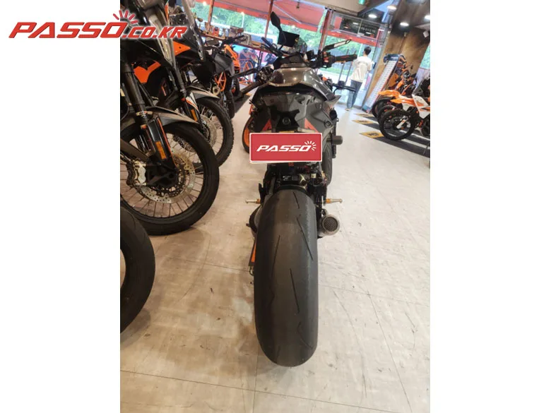 KTM 1290 슈퍼듀크 R 2022 블랙 사진 3