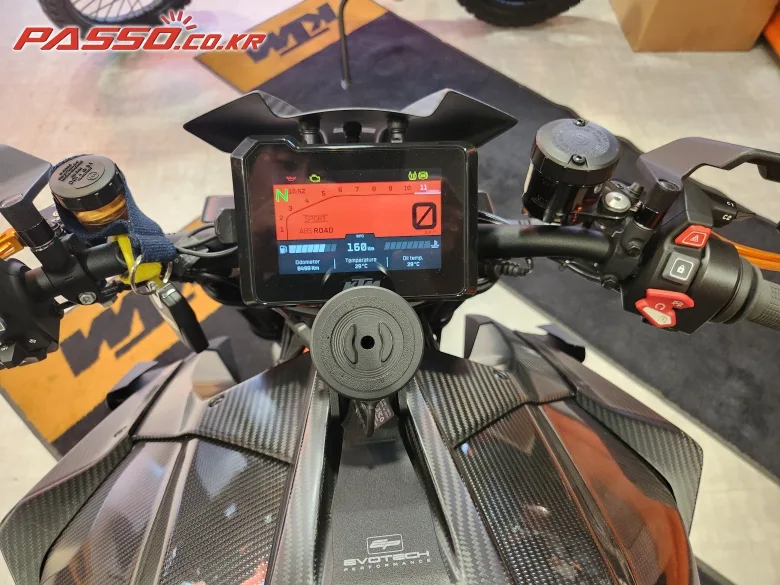KTM 1290 슈퍼듀크 R 2022 블랙 사진 4
